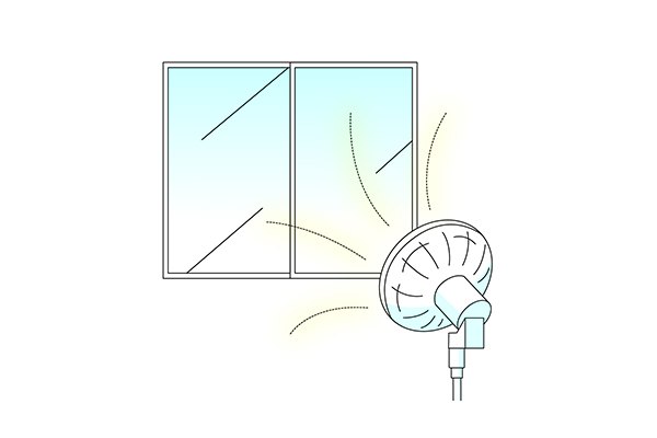 窓に向けた扇風機